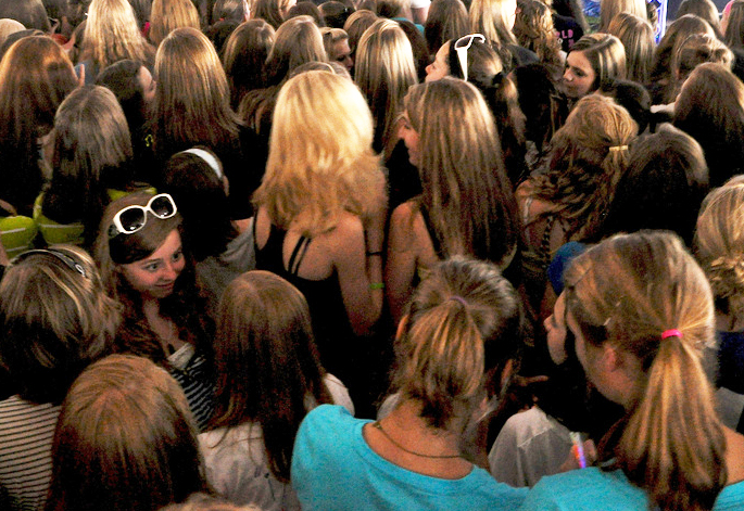 My Stream of Consciousness While Surrounded by Tweens at a GROUPLOVE Concert